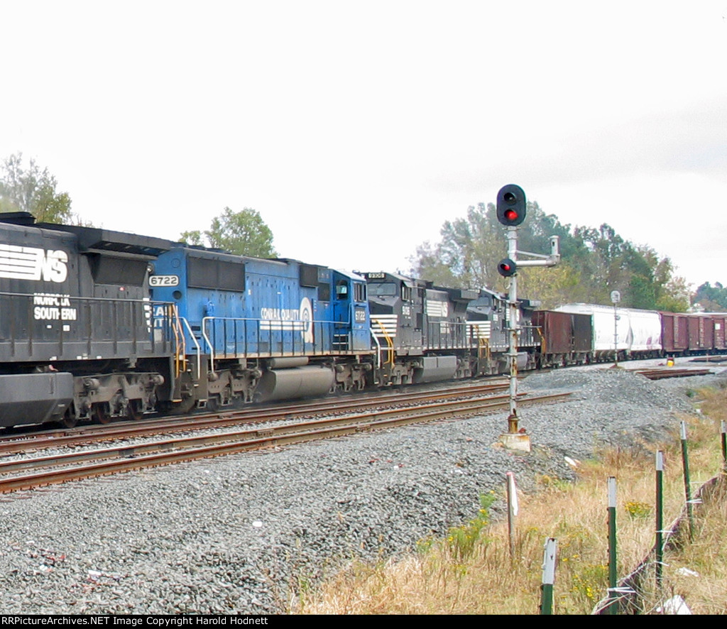 Signal with doll arm at D&S junction